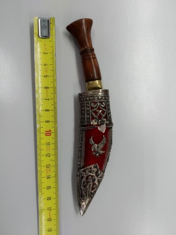 Vendo kukri decorativo traído de Afganistán terminado en dorado y con la funda de hueso y filigrana muy 01