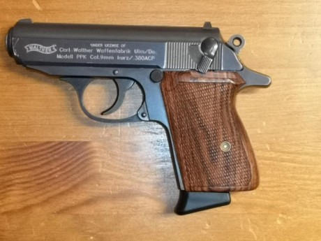 Vendo pistola  PPK fafricada por Smith & wesson calibre 9 mm corto  de fabricación actual con dos 00