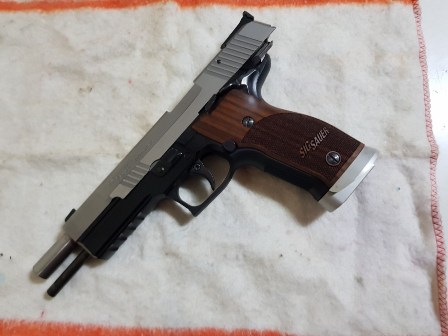 Un compañero vende esta pistola, prácticamente nueva, muy pocos disparos
guiada en "F"

El precio 01