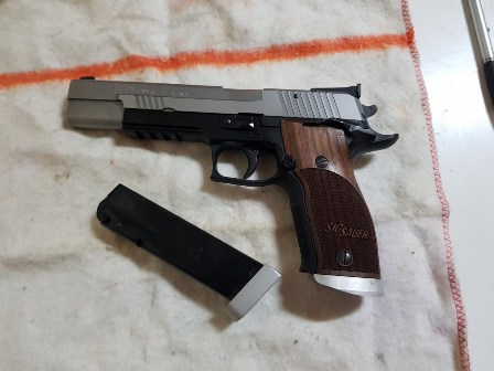 Un compañero vende esta pistola, prácticamente nueva, muy pocos disparos
guiada en "F"

El precio 00
