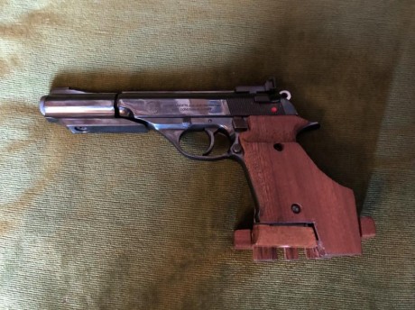 Vendo Astra Constable calibre 22, guiada en F. Con sus cachas originales y tambien cacha anatómica, talla 02