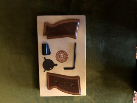 Vendo Astra Constable calibre 22, guiada en F. Con sus cachas originales y tambien cacha anatómica, talla 01