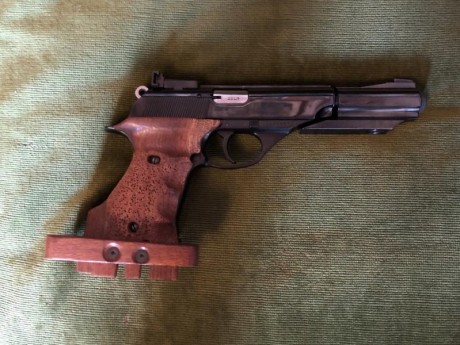 Vendo Astra Constable calibre 22, guiada en F. Con sus cachas originales y tambien cacha anatómica, talla 00