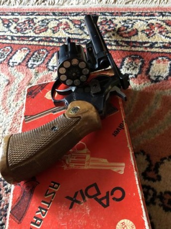 Vendo revolver Astra Cadix calibre 22 cañón 6 pulgadas. Nueve disparos. Poquísimo uso por lo que está 02