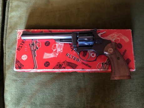 Vendo revolver Astra Cadix calibre 22 cañón 6 pulgadas. Nueve disparos. Poquísimo uso por lo que está 01
