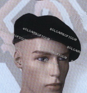 Una boina militar negra y un sombrero de policìa montada del Canadà. La poli tambien me gusta... 8) què 02