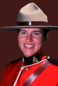 Una boina militar negra y un sombrero de policìa montada del Canadà. La poli tambien me gusta... 8) què 01