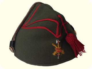 Una boina militar negra y un sombrero de policìa montada del Canadà. La poli tambien me gusta... 8) què 60