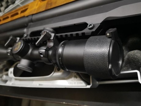 En buen estado, tapa lentes delantero no es original (el original se rompió) se incluyen las monturas 20