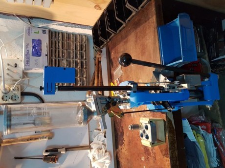 Arma vendida, muevo presa a accesorios

e encuentra en Madrid 
prensa dillon 550B (550€)
dies 9mm (90€)
cabezal 42