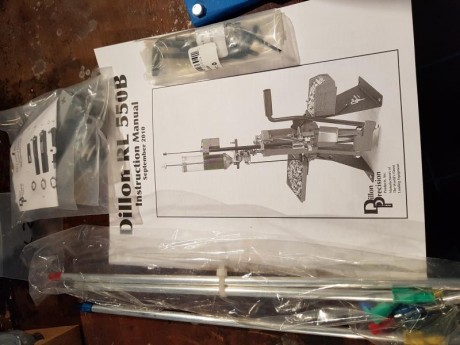 Arma vendida, muevo presa a accesorios

e encuentra en Madrid 
prensa dillon 550B (550€)
dies 9mm (90€)
cabezal 41