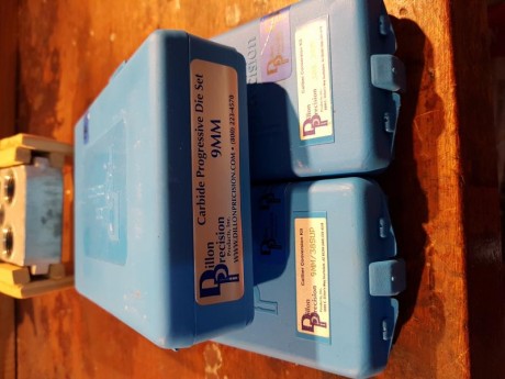 Arma vendida, muevo presa a accesorios

e encuentra en Madrid 
prensa dillon 550B (550€)
dies 9mm (90€)
cabezal 40