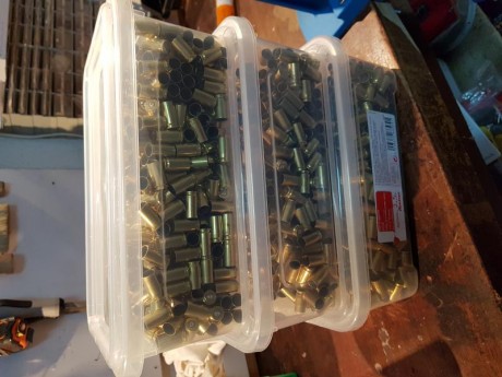 Arma vendida, muevo presa a accesorios

e encuentra en Madrid 
prensa dillon 550B (550€)
dies 9mm (90€)
cabezal 50