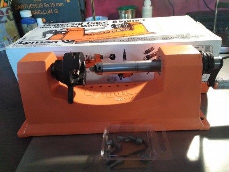 Vendo este preparador de vainas de Lyman, esta como nuevo no ha preparado ni 200 vainas, incluye 9 pilots 01