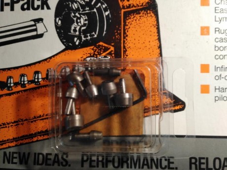 Vendo este preparador de vainas de Lyman, esta como nuevo no ha preparado ni 200 vainas, incluye 9 pilots 00