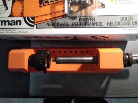 Vendo este preparador de vainas de Lyman, esta como nuevo no ha preparado ni 200 vainas, incluye 9 pilots 12