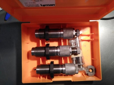 Vendo este preparador de vainas de Lyman, esta como nuevo no ha preparado ni 200 vainas, incluye 9 pilots 10