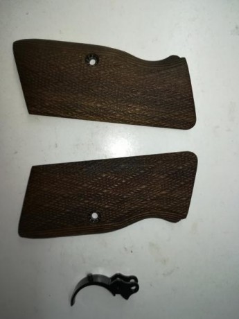 Vendo cachas y gatillo tanfoglio stock 2 son piezas originales.          
Precio  40 euros sin portes 00