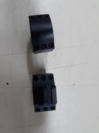 Anillas para visor de tubo de 30mm muy robustas, de marca Burris, una de las cuales puede llevar un pequeño 00