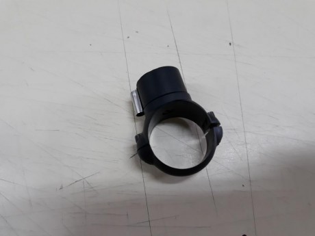 Esto parece una "fricada" potente, pero es bastante práctico. Se trata de un anillo que se fija 01