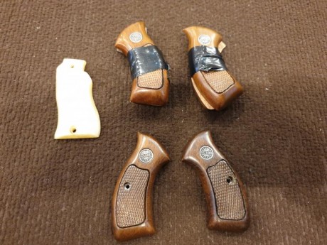 Vendo tres juegos de cachas de revolver Astra y regalo media cacha de Star de color blanco, 50 € todo. 00