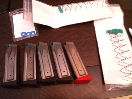 Vendo cinco cargadores SPS calibre 9mmp para pistolas 2011, se regala 3 muelles para los cargadores nuevos 10