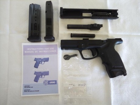 Parecida a Glock, pero va mejor en la mano por lo diseño anatomico de cacha. Cañon espejo. No da problemas 01