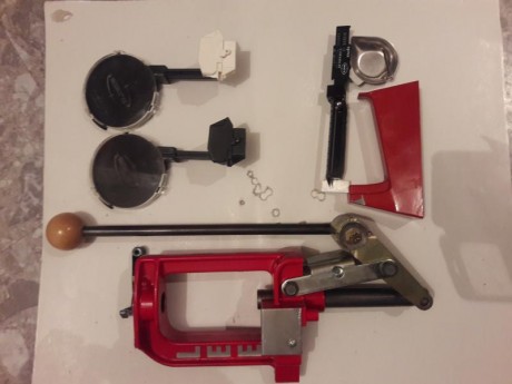 Buenas se vende prensa lee challenger con los empistonadores gastos a cargo del comprador , no tiene la 00