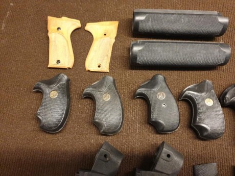 Vendo lote variado de cachas y accesorios la mayoría Pachmair, 150 € más portes. 00