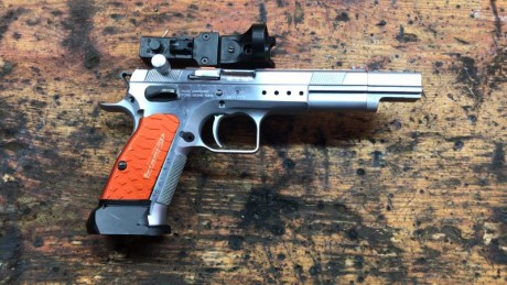 Caño del 38 open y 9 en standar Pocos tiros la tengo de Segunda con cuatro cargadores 1100€ 01