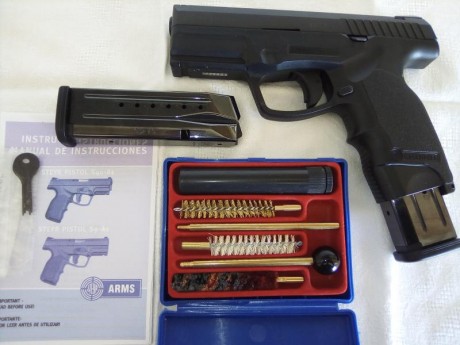 Parecida a Glock, pero va mejor en la mano por lo diseño anatomico de cacha. Cañon espejo. No da problemas 00