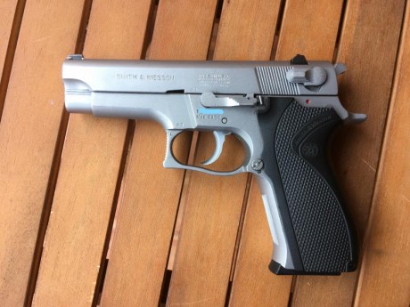 Vendo Pistola 9mm
Smith Wesson 5906
con dos cargadores y maletín.
300€ 02