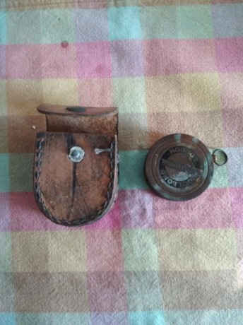 Se vende brujula y reloj de sol, funcionando. Lleva su funda de piel y necesita alguna limpieza. Pido 02