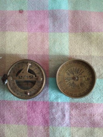 Se vende brujula y reloj de sol, funcionando. Lleva su funda de piel y necesita alguna limpieza. Pido 00