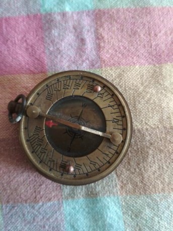 Se vende brujula y reloj de sol, funcionando. Lleva su funda de piel y necesita alguna limpieza. Pido 12