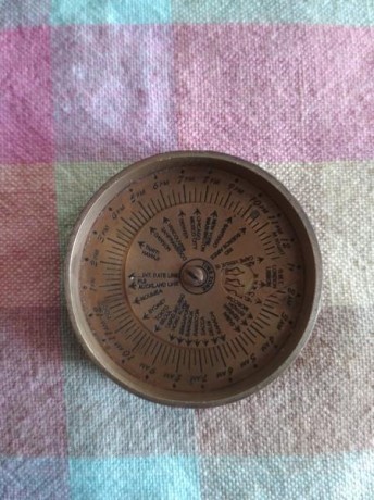 Se vende brujula y reloj de sol, funcionando. Lleva su funda de piel y necesita alguna limpieza. Pido 11