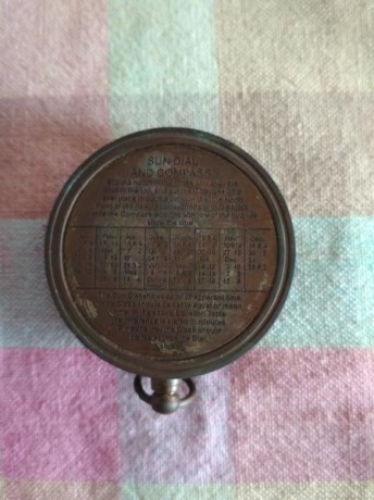 Se vende brujula y reloj de sol, funcionando. Lleva su funda de piel y necesita alguna limpieza. Pido 10