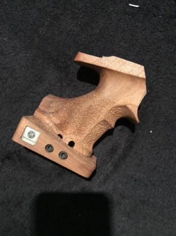 Bueno saco a la venta esta cacha pertenecía a una steyr LP10 aunq creo q tb vale para la LP50. Su estado 01