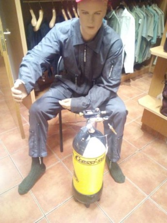 Buenas !!

Me rondaba por la cabeza la duda acerca del material de las típicas botellas de co2 de 12gr, 51