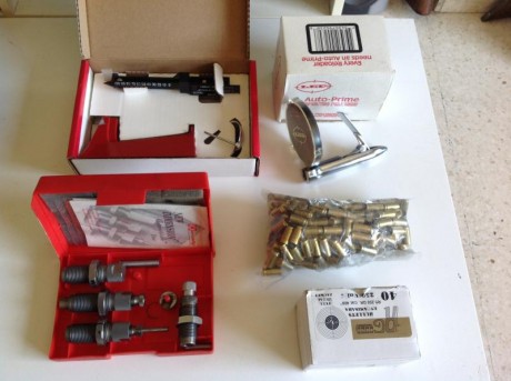 Se vende el siguiente material de recarga:

Báscula Lee nueva   35€  Vendida.
Empistonador manual Lee 00