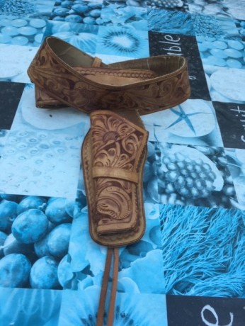 Vendo esta canana tipo western, funda para revólver tipo peacemaker  y canana para calibre .22, para zurdos. 01