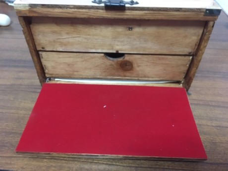 Vendo esta caja artesanal para accesorios de avancarga o de otro tipo. Se levanta la tapa superior, la 02