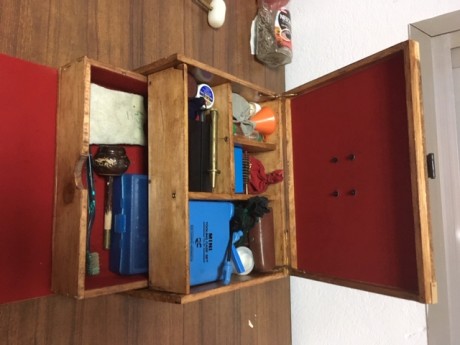 Vendo esta caja artesanal para accesorios de avancarga o de otro tipo. Se levanta la tapa superior, la 01