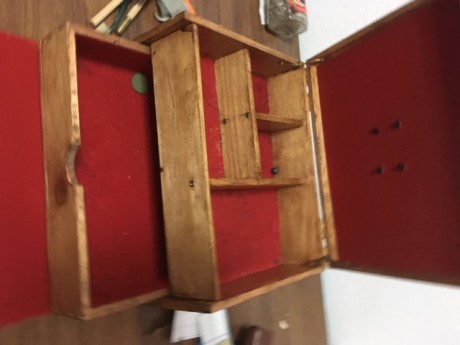 Vendo esta caja artesanal para accesorios de avancarga o de otro tipo. Se levanta la tapa superior, la 00