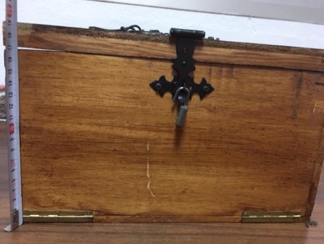 Vendo esta caja artesanal para accesorios de avancarga o de otro tipo. Se levanta la tapa superior, la 12
