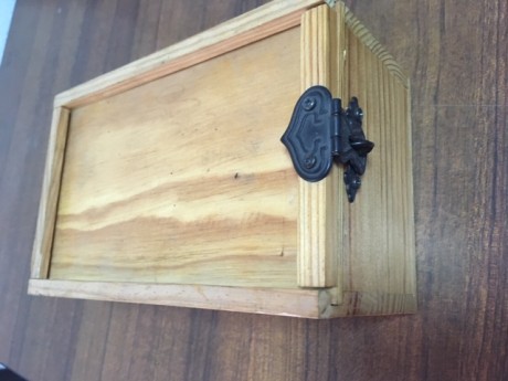 Vendo esta caja artesanal para accesorios de avancarga o de otro tipo. Se levanta la tapa superior, la 22