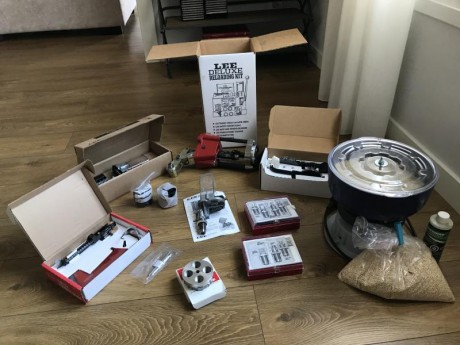 Vendo el siguiente conjunto de recarga:
Prensa Lee Deluxe completo 
Dosificador de Pólvora extra (es decir, 02