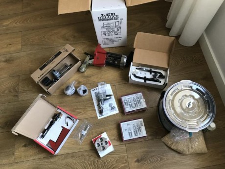 Vendo el siguiente conjunto de recarga:
Prensa Lee Deluxe completo 
Dosificador de Pólvora extra (es decir, 01