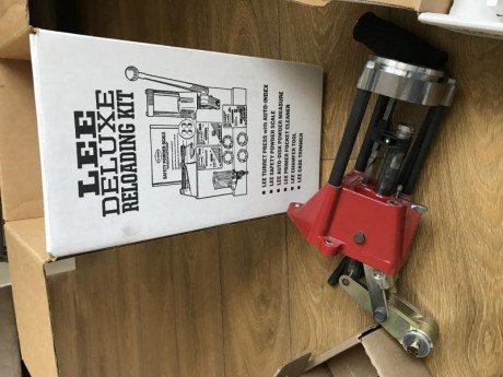 Vendo el siguiente conjunto de recarga:
Prensa Lee Deluxe completo 
Dosificador de Pólvora extra (es decir, 00
