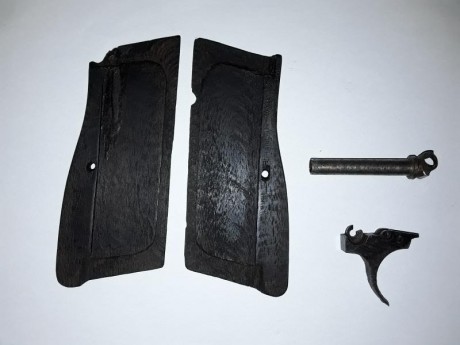 Cachas en madera, disparador y guia muelle recuperador de un GP35 fabricada bajo supervision Alemana en 01